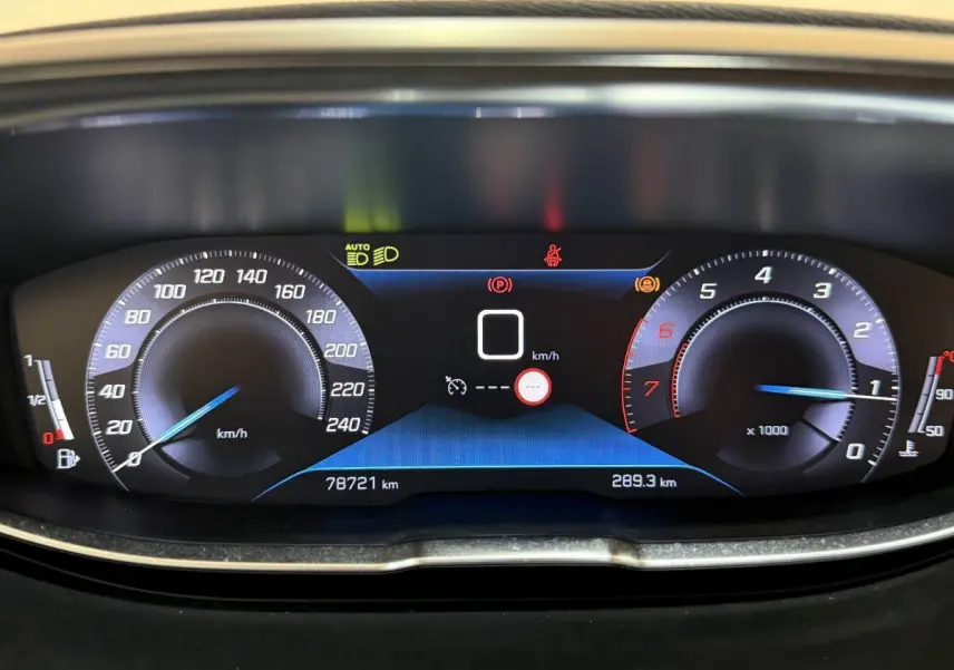 Affichage numérique du tableau de bord du Peugeot 3008 Puretech 130, avec vitesse à 0 km/h et compte-tours.