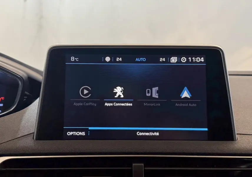 Écran tactile central du tableau de bord du Peugeot 3008 Puretech 130, affichant les options de connectivité.