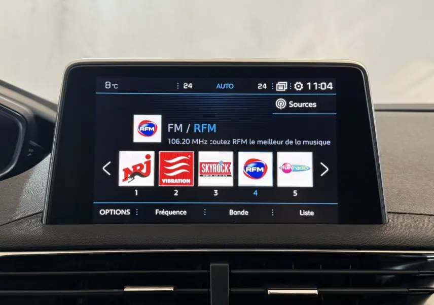 Écran tactile central affichant les radios FM dans l’habitacle d’un Peugeot 3008 vert Puretech 130 S&S Allure.