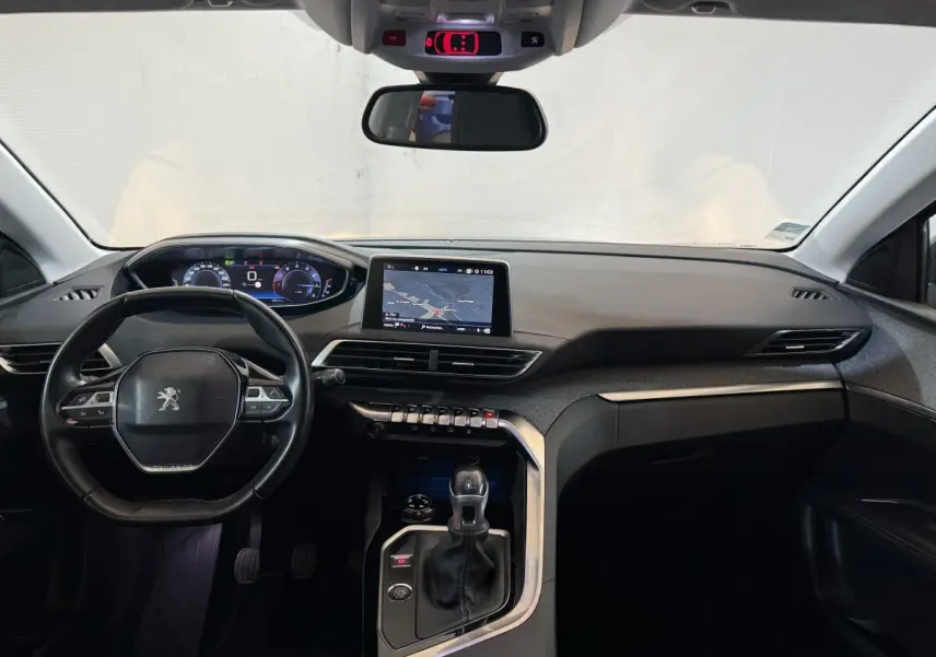 Vue intérieure avant du Peugeot 3008 Puretech 130 vert, tableau de bord avec écran tactile et volant cuir multifonctions.