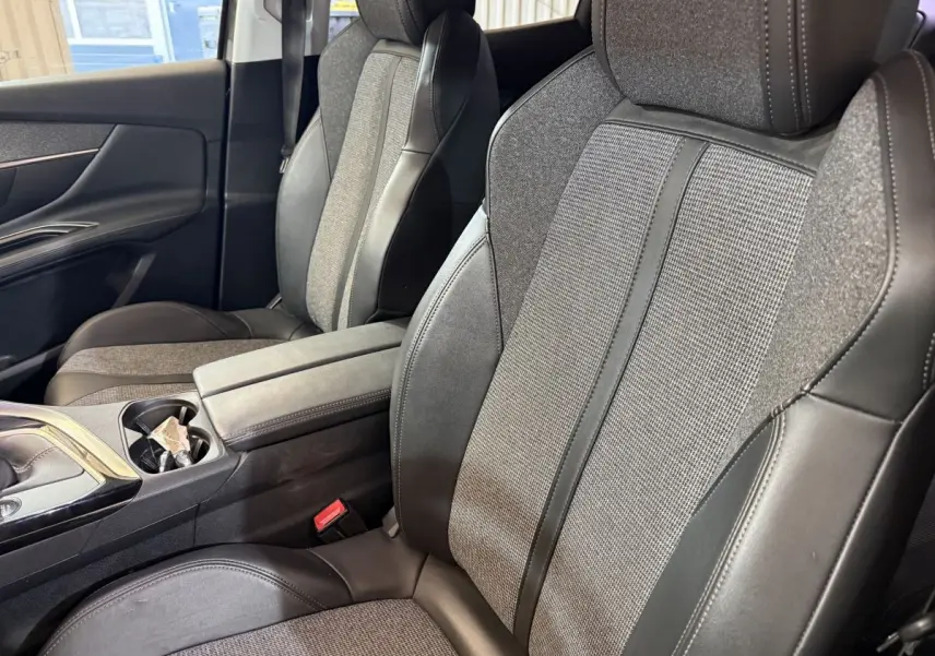 Vue intérieure rapprochée des sièges avant en cuir et tissu gris du Peugeot 3008 Puretech 130 S&S Allure 2020.