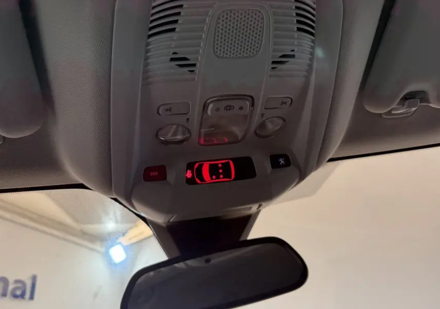 Vue en contre-plongée du plafonnier avec commandes et affichage rouge du système d’alerte du Peugeot 3008 vert Puretech 130.