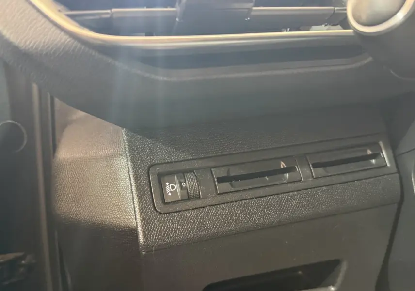 Détail du tableau de bord noir du Peugeot 3008 Puretech 130 S&S Allure, montrant les commandes d'éclairage et les aérateurs.