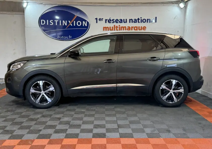Peugeot 3008 Puretech 130 S&S Allure vert, vue profil côté gauche, jantes alliage et vitres teintées visibles.