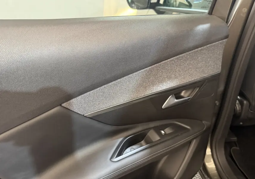 Détail de la porte intérieure côté gauche en cuir et tissu gris du Peugeot 3008 Puretech 130 S&S Allure 2020 vert.