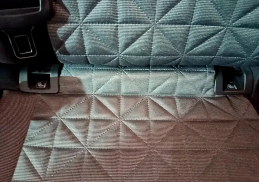 Détail de la banquette arrière grise avec couture géométrique et attaches ISOFIX du Volkswagen Tiguan 1.4 eHybrid 2021.