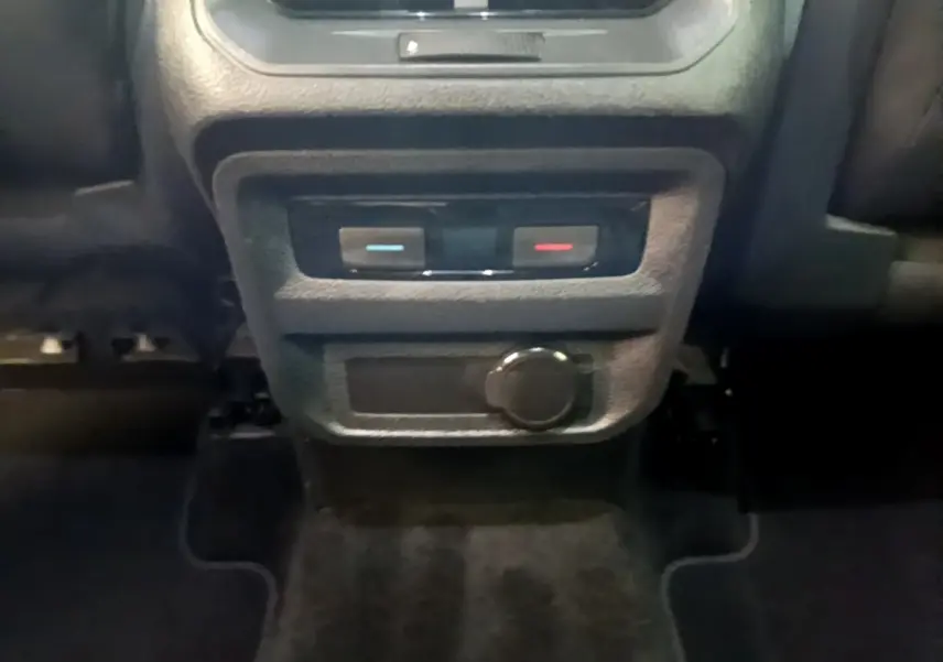 Détail de la commande de climatisation arrière avec réglages température bleu et rouge sur Volkswagen Tiguan bleu.