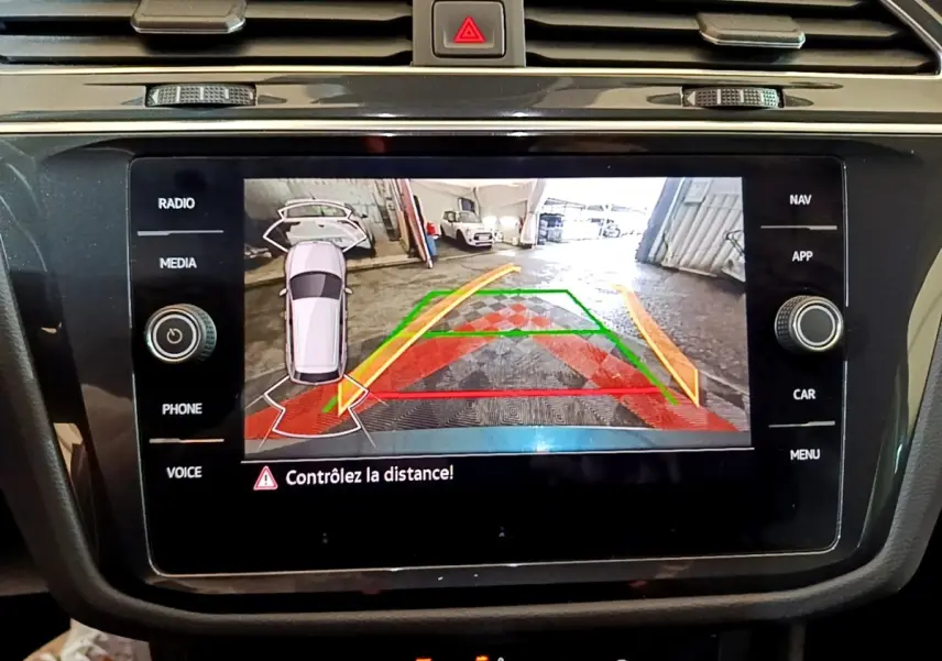 Écran tactile central du Volkswagen Tiguan 1.4 eHybrid montrant la caméra de recul avec guidage de trajectoire coloré.