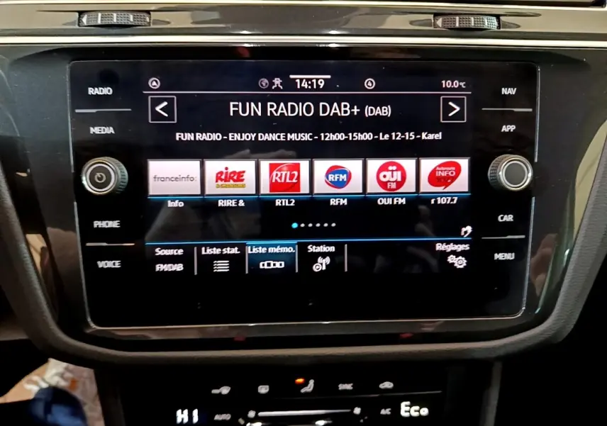 Écran tactile central du Volkswagen Tiguan 1.4 eHybrid 2021 affichant la radio DAB+ avec commandes autour.