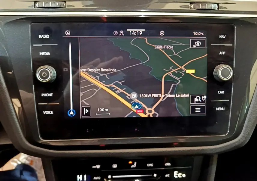 Écran tactile central du Volkswagen Tiguan 1.4 eHybrid 245 DSG6 Life Business affichant la navigation GPS.