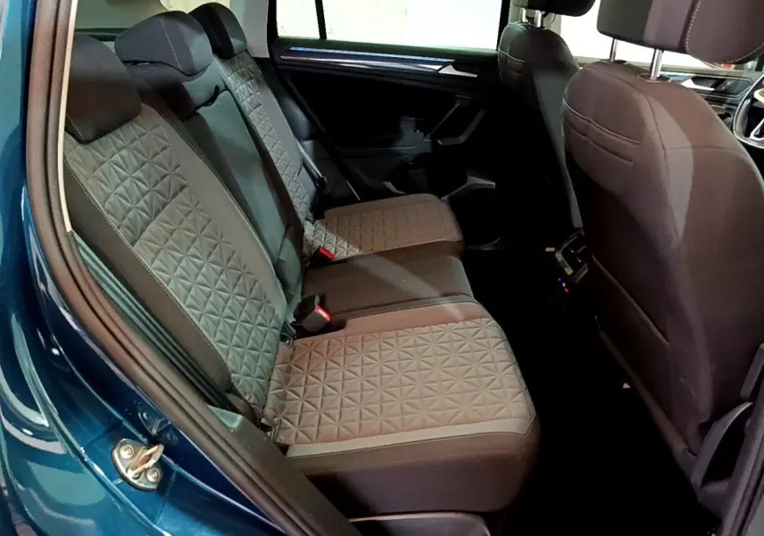 Vue intérieure côté gauche sur la banquette arrière grise avec motifs géométriques du Volkswagen Tiguan bleu 1.4 eHybrid 2021.