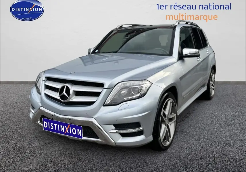Mercedes GLK 350 4Matic argent vu en 3/4 avant avec jantes alliage et calandre distinctive étoile.
