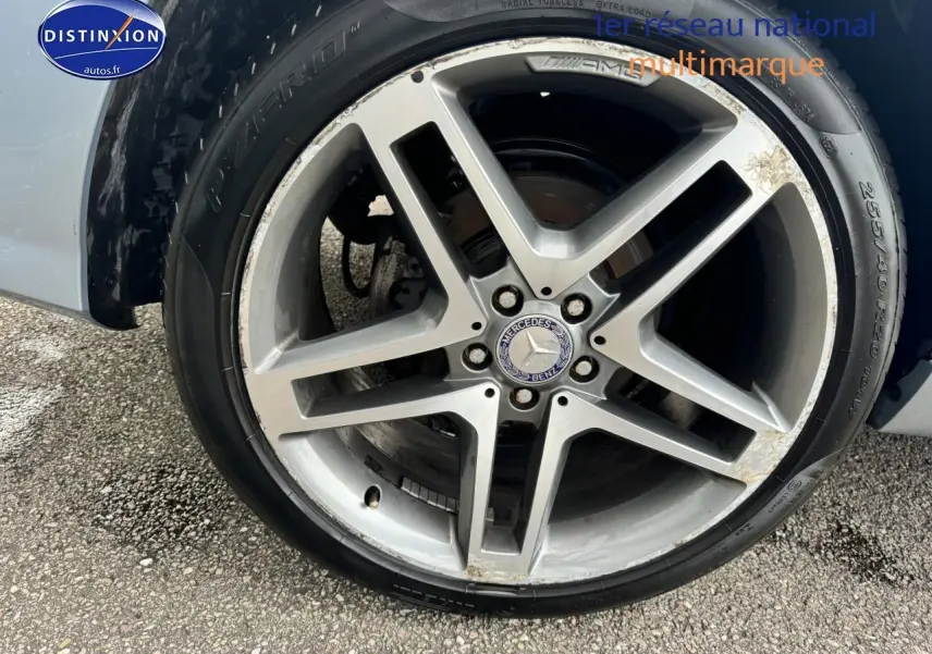 Gros plan sur la jante avant droite en alliage argentée d’un Mercedes GLK 350 4Matic noir de 2014.