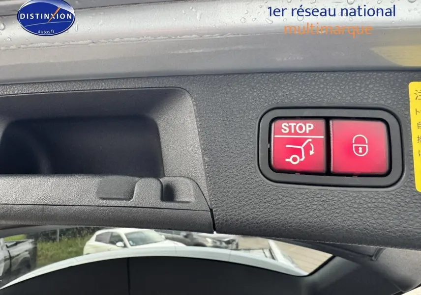 Gros plan sur la commande d'ouverture et de verrouillage du coffre sur un Mercedes GLK noir, vue intérieure du hayon.
