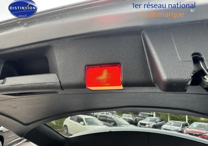 Vue intérieure du hayon ouvert d'un Mercedes GLK noir, mettant en valeur la lumière rouge de sécurité intégrée.
