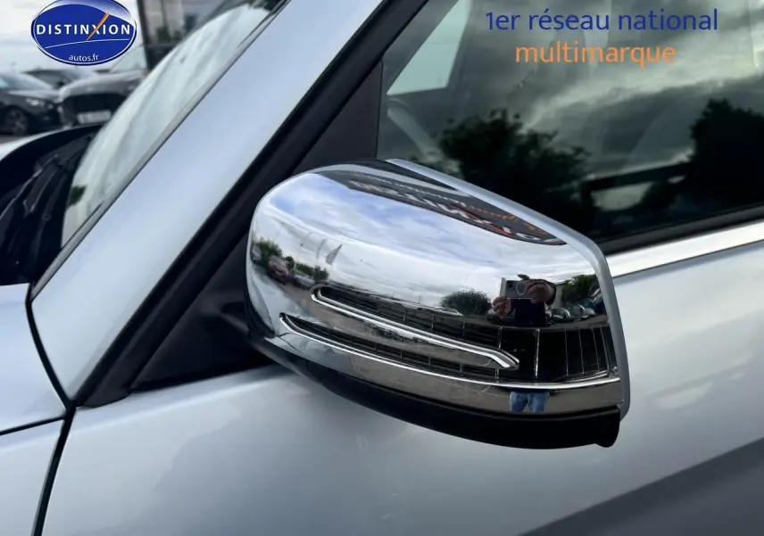 Rétroviseur chromé côté gauche d’un Mercedes GLK noir, vue rapprochée sur la portière avant.
