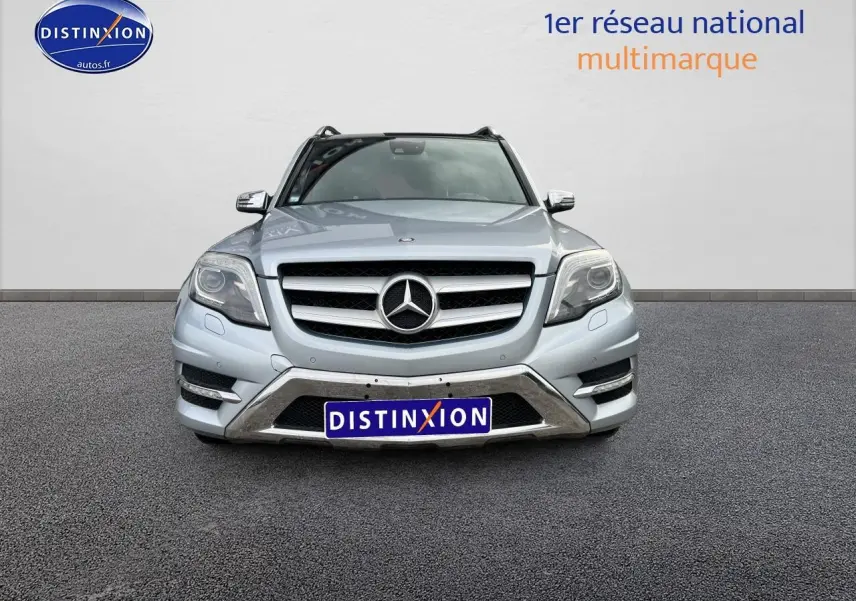 Vue frontale d'un Mercedes GLK 350 4matic noir, avec calandre chromée et logo étoile bien visible.