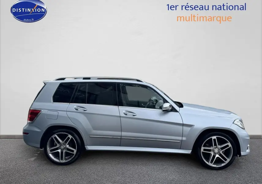 Profil côté gauche d'un Mercedes GLK 350 4Matic noir avec jantes alliage et barres de toit visibles.