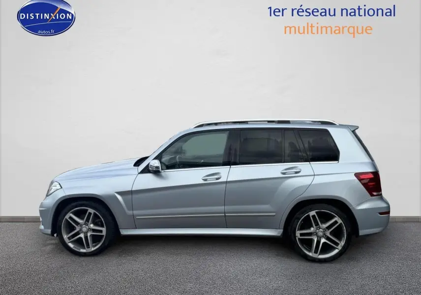 Vue latérale gauche d'un Mercedes GLK 350 4Matic gris métallisé avec jantes alliage et vitres teintées.