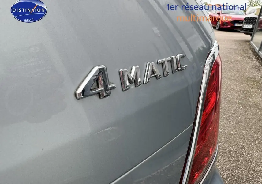 Gros plan sur l'arrière droit gris métallisé d'un Mercedes GLK 350 4MATIC avec feu arrière et logo 4MATIC.