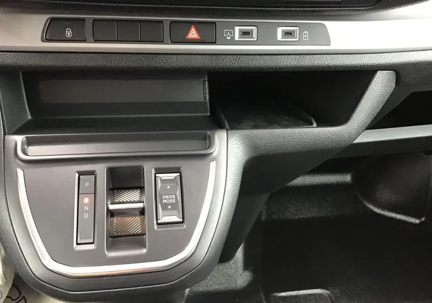 Gros plan sur la console centrale du Peugeot Expert XL gris titane, montrant la commande de boîte auto et le bouton Drive Mode.