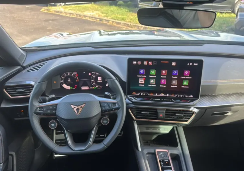 Vue intérieure du tableau de bord et volant cuir multifonction du CUPRA Formentor 1.5 ETSI Hybrid 2026, ambiance moderne et écran tactile.