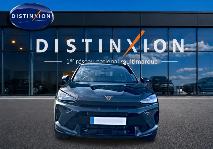 Vue frontale d'un CUPRA Formentor bleu fjord 2026 avec logo distinctif et calandre sportive, devant un showroom Distinxion.