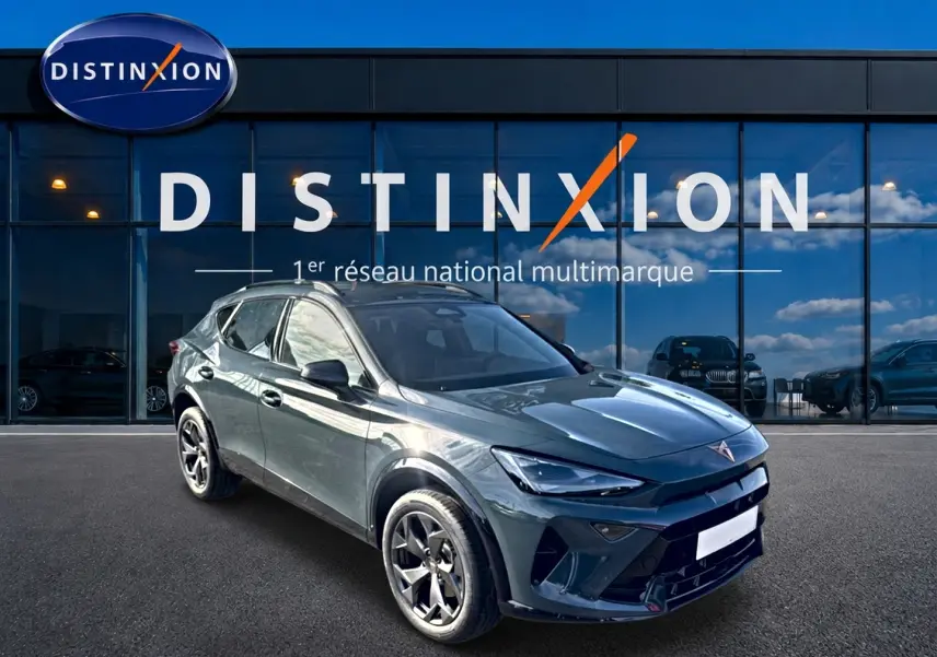 Vue 3/4 avant droit d'un CUPRA Formentor 1.5 etsi hybrid bleu fjord avec jantes 18 pouces devant un showroom Distinxion.