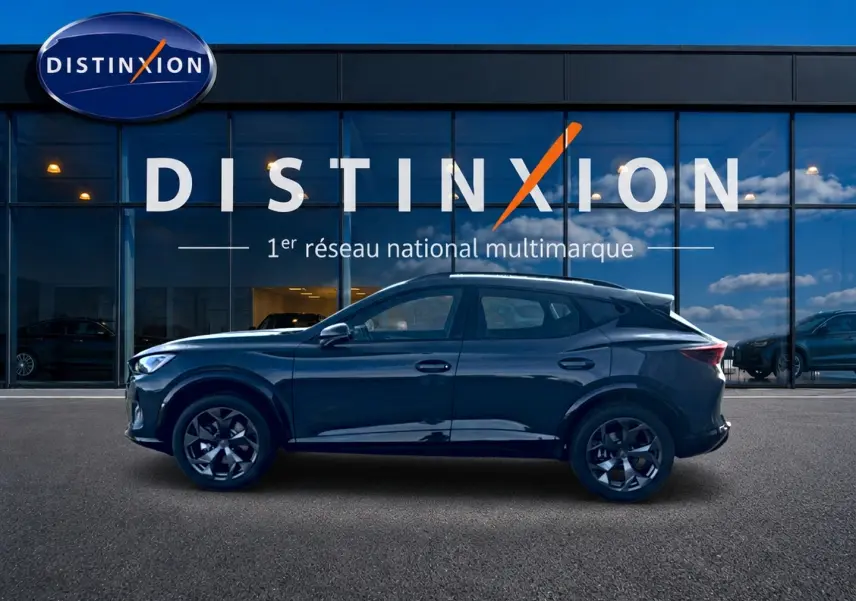 Vue de profil côté gauche du CUPRA Formentor bleu fjord 2026 garé devant une vitrine Distinxion.