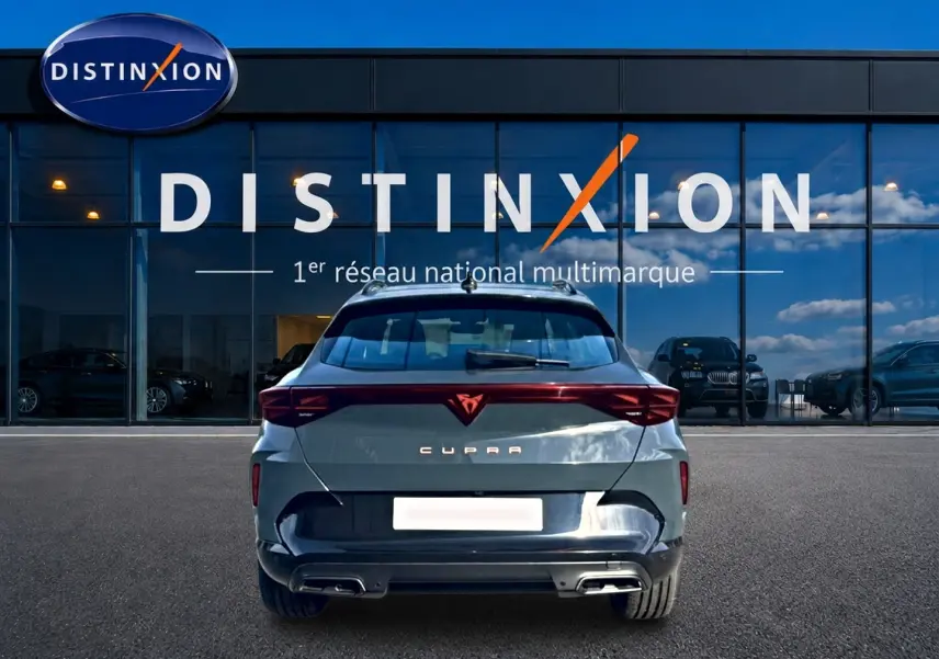 Vue arrière du CUPRA Formentor 1.5 etsi hybrid 150 DSG7 en bleu fjord, avec feux LED et double sortie d’échappement.