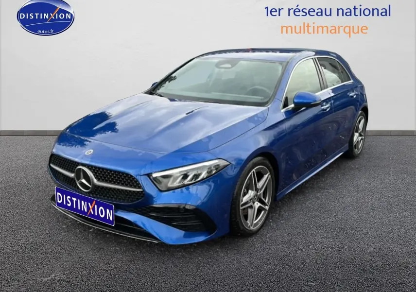 Mercedes Classe A 180 AMG Line bleu vue 3/4 avant droit avec jantes alliage et calandre noire sportive.