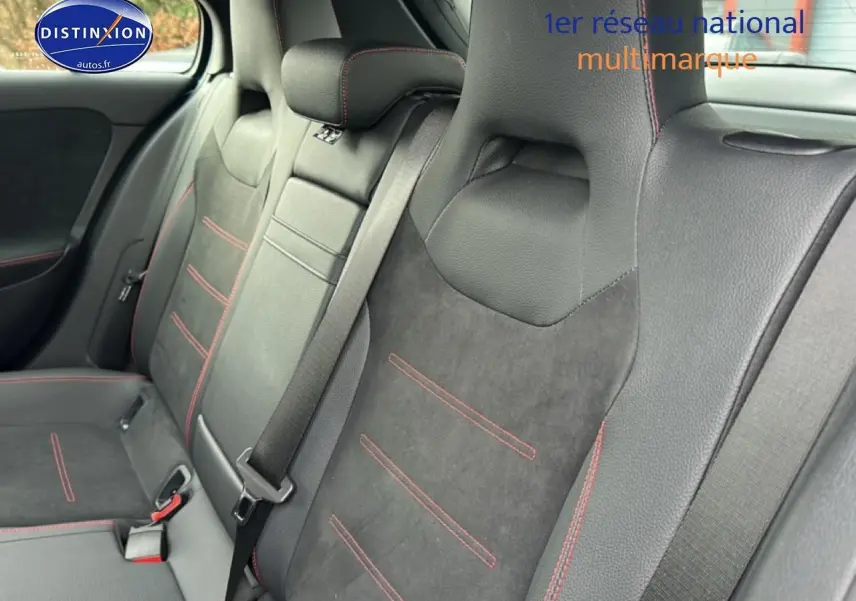 Vue rapprochée des sièges arrière noirs avec surpiqûres rouges dans une Mercedes Classe A 180 AMG Line 2024.