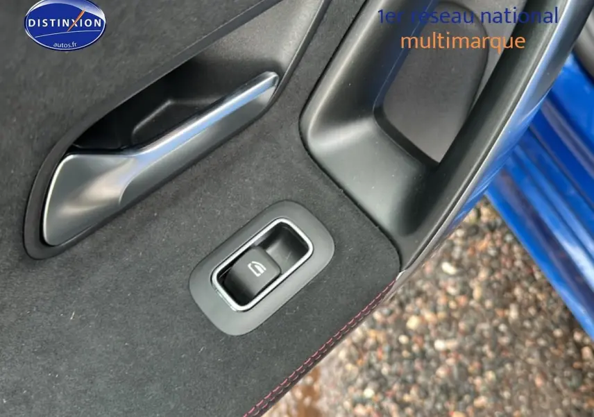 Détail du bouton de lève-vitre sur la porte avant gauche d'une Mercedes Classe A 180 AMG Line bleu 2024.