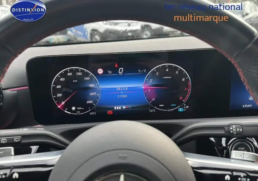 Vue intérieure centrée sur le tableau de bord numérique et le volant cuir de la Mercedes Classe A 180 AMG Line bleu.