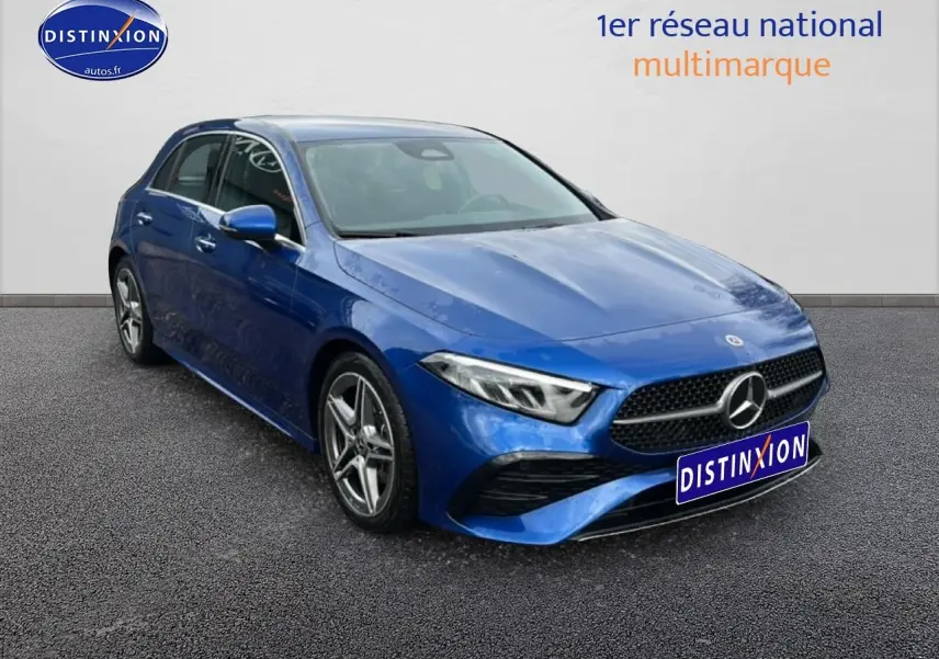 Mercedes Classe A 180 AMG Line bleu vue 3/4 avant avec jantes alu et calandre noire sport