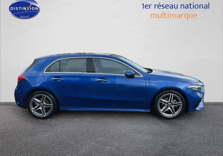 Profil droit d'une Mercedes Classe A 180 AMG Line bleu 2024 avec jantes alliage et vitres teintées.