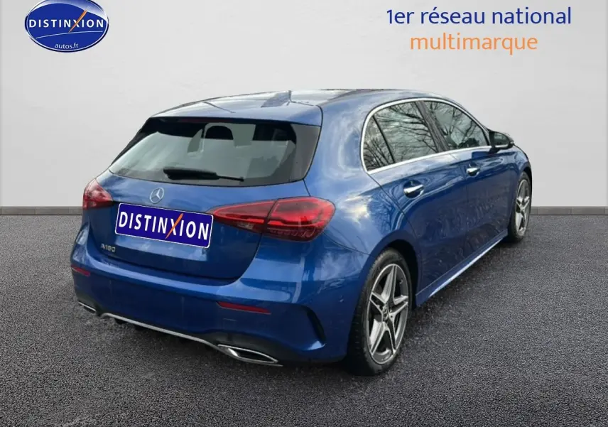 Vue 3/4 arrière droite d'une Mercedes Classe A 180 AMG Line bleu avec jantes alu et feux arrière LED.