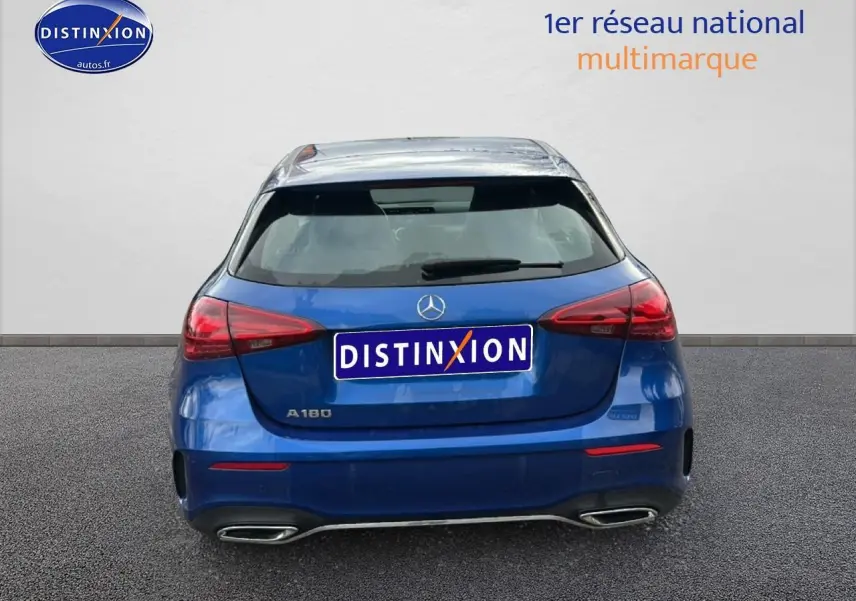 Vue arrière d'une Mercedes Classe A 180 AMG Line bleu avec feux LED et double sortie d'échappement chromée.