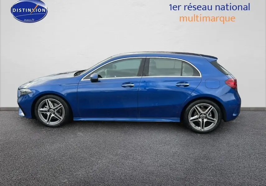 Profil côté gauche d'une Mercedes Classe A 180 AMG Line bleu 2024 avec jantes alliage et poignées couleur carrosserie.