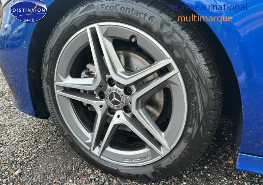 Gros plan sur la jante AMG grise et le pneu Continental d'une Mercedes Classe A 180 bleu, côté avant droit.