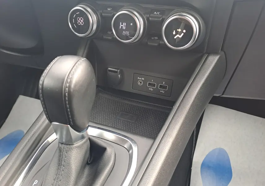 Gros plan sur la console centrale du Renault Captur 2022, avec levier de vitesse automatique et commandes de climatisation.