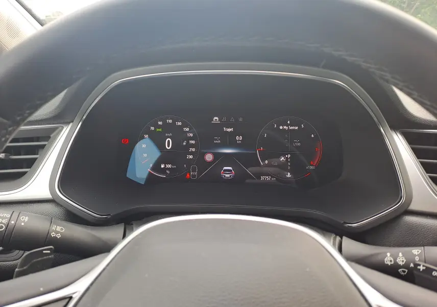 Vue rapprochée du tableau de bord numérique du Renault Captur 2022, affichage digital et volant partiel visible.