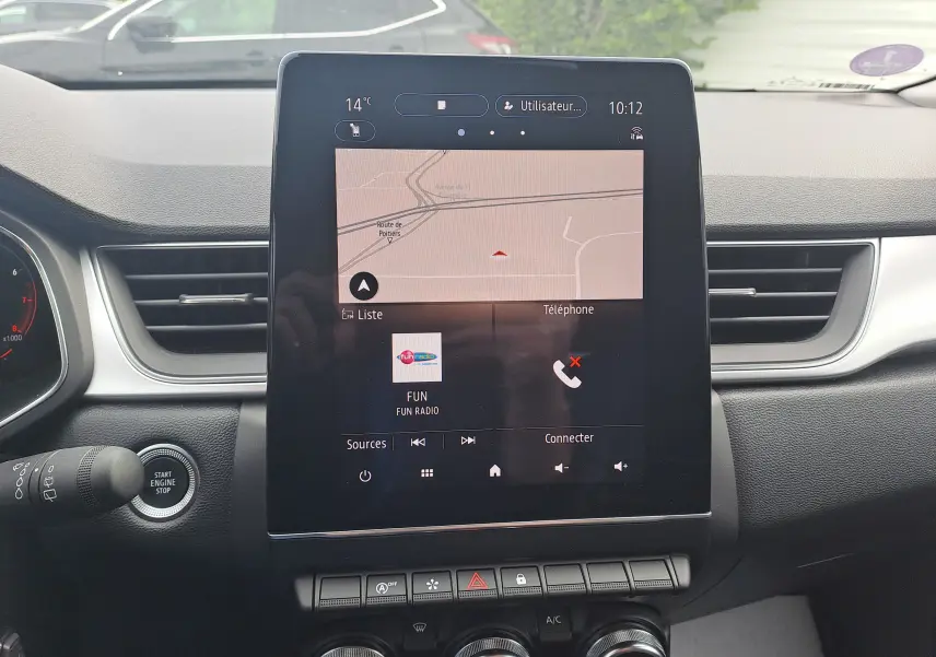 Vue intérieure centrée sur l'écran tactile du tableau de bord du Renault Captur 2022 avec commandes et aérateurs visibles.