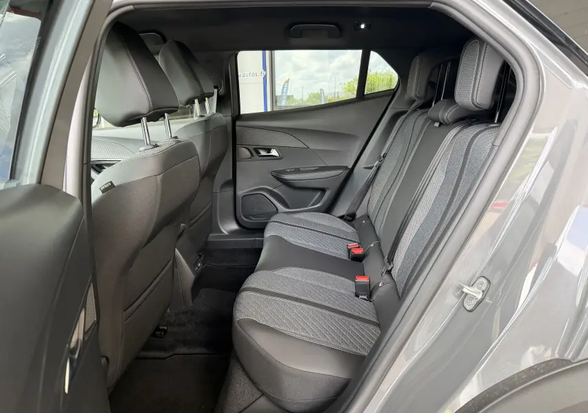 Vue intérieure côté droit sur la banquette arrière grise et noire du Peugeot 2008 1.2 130 EAT8 Allure 2023.