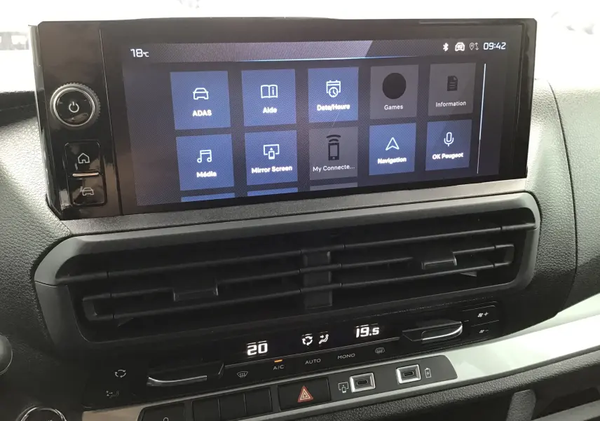 Vue rapprochée de l’écran tactile central et de la console de climatisation du Peugeot Expert Cabine Approfondie gris titane.