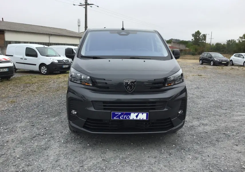 Vue avant frontale du Peugeot Expert Cabine Approfondie gris titane avec calandre noire et logo lion central bien visible.