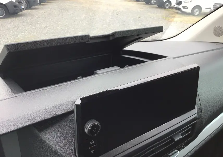 Vue intérieure du tableau de bord du Peugeot Expert gris titane, avec écran tactile et rangement ouvert sur le dessus.