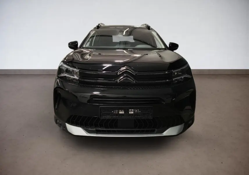 Vue frontale d'un Citroën C5 Aircross 2025 noir Perla avec calandre distinctive et insert argenté inférieur.