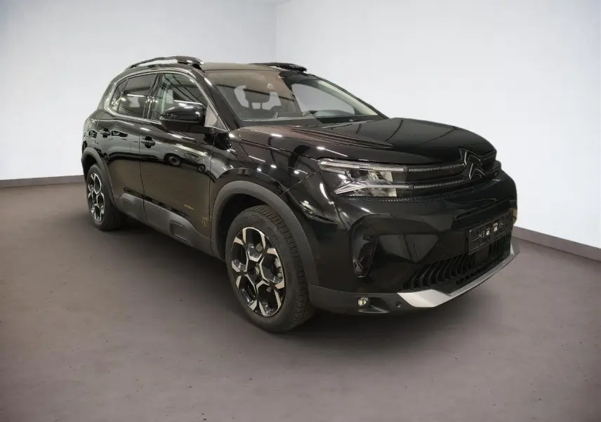 SUV Citroën C5 Aircross noir Perla en 3/4 avant droit, avec jantes alliage bi-ton et barres de toit noires.