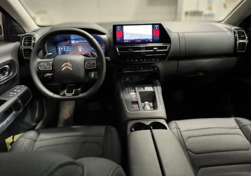 Vue intérieure avant du Citroën C5 Aircross 2025 noir Perla, avec tableau de bord numérique et écran tactile central.